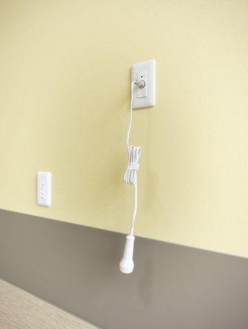 呼び出しボタンです 居室 壁に取り付けられた呼び出しボタンです。機能的でシンプルなデザインが特徴です。