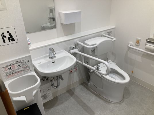 白いユニバーサルトイレ