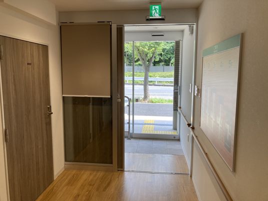 明るく広い廊下