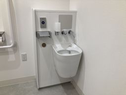 白い清潔な手洗い場