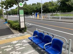 バス停前のベンチ
