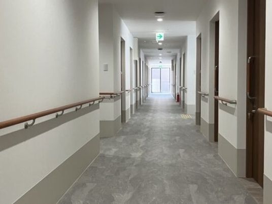 手すり付き廊下  