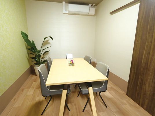 明るい個室の会議室  