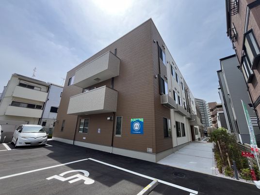 広い駐車場の外観