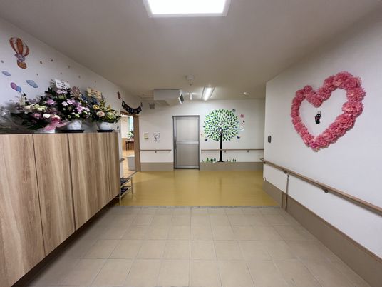 花が飾られた廊下