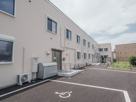 駐車スペースと建物外観