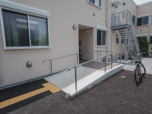車椅子用スロープのエントランス