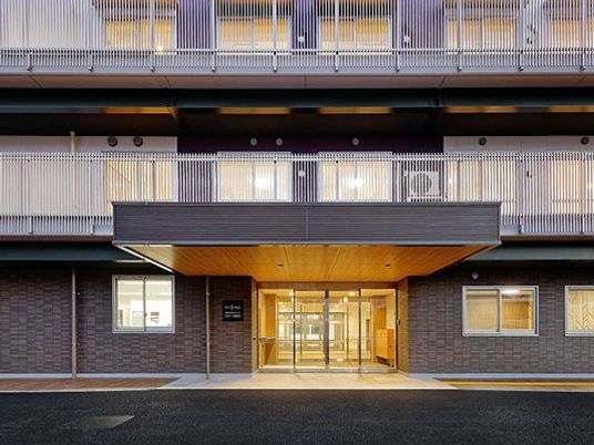 施設の正面玄関外観  