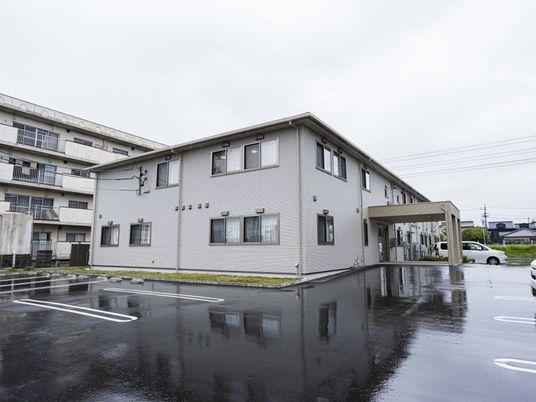 白い建物の外観