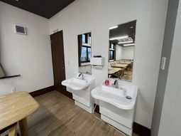 二つ並んだ洗面台の部屋