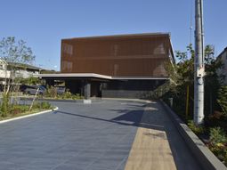 **: 近代的な建物の外観