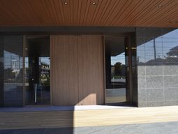 広々とした施設の入口