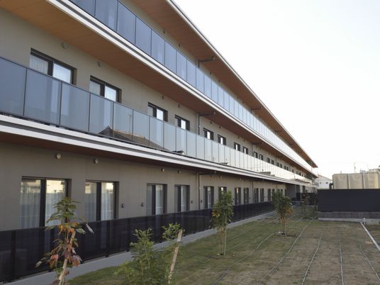 広い敷地の外観