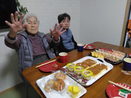 テーブルで団らんする様子