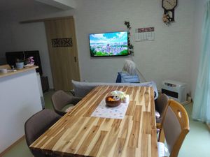 椅子とテレビのある部屋