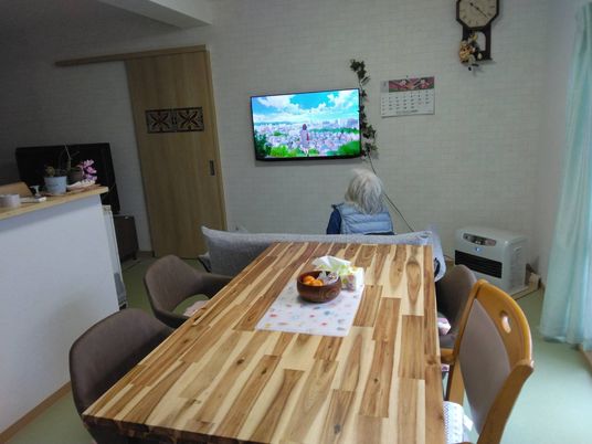 椅子とテレビのある部屋