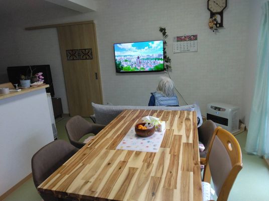 椅子とテレビのある部屋