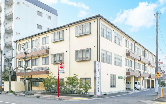 広い建物の外観