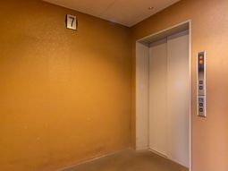 エレベーターと階数表示