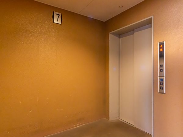 エレベーターと階数表示
