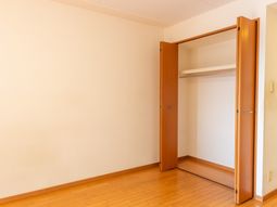 収納付きの空間の室内