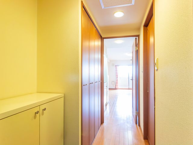 明るい廊下 廊下 自然光が差し込む明るい空間です。広々とした廊下はスムーズな移動をサポートします。