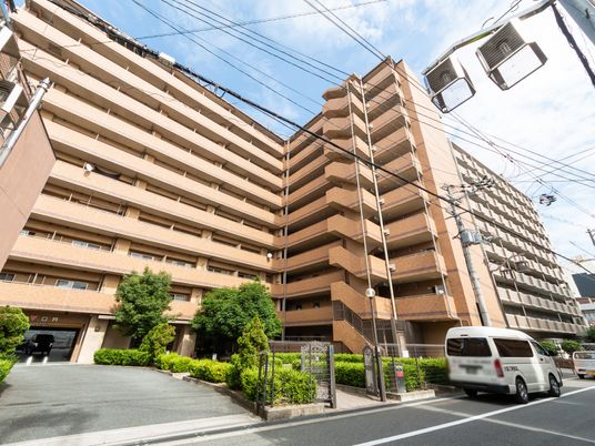 広い建物の外観