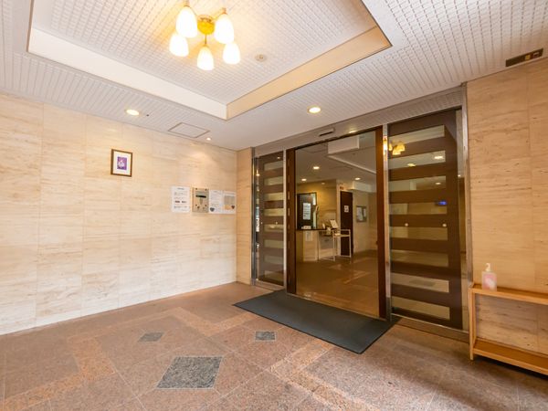 明るい出入口のエントランス
