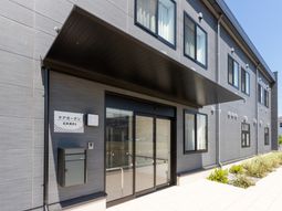 広い玄関の建物外観