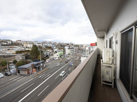 街並みの見えるベランダ