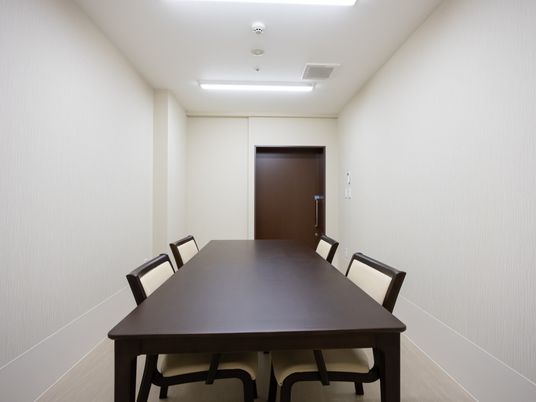 会議用テーブルのある部屋