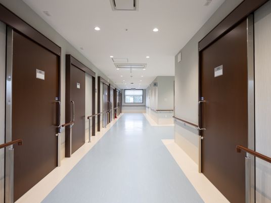 手すり付き廊下