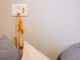 壁に取り付けられた呼び出しボタン