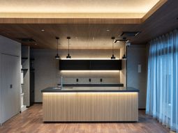 広い厨房のある部屋