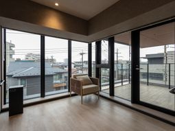 明るい展望のラウンジ