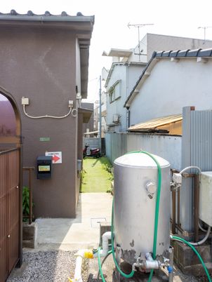 細道のある建物外