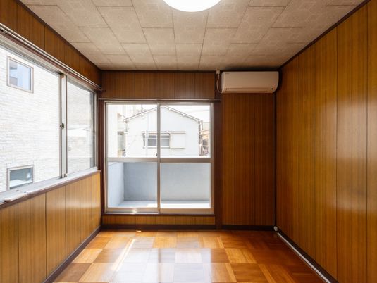 明るい木目調の居室