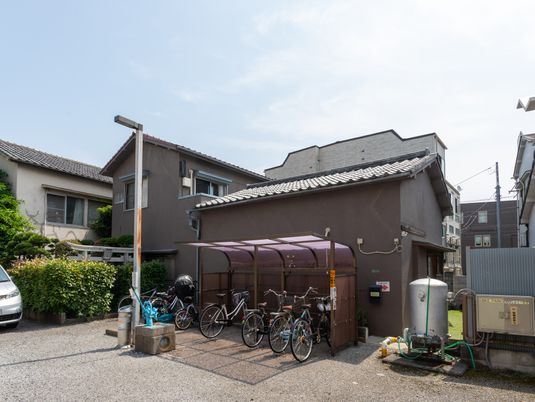 自転車が並ぶ建物の外観