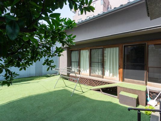 日差しの入る中庭