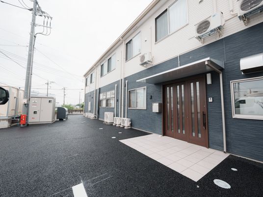 入口の建物外観