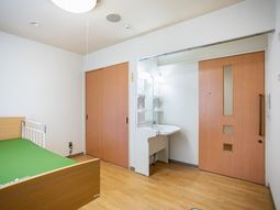 明るい居室の洗面台  