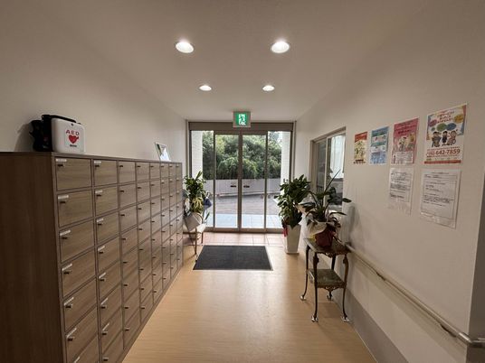 植物が配置された廊下