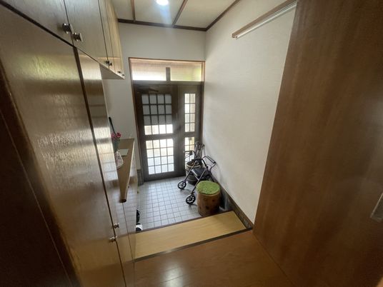 車椅子が置かれた玄関