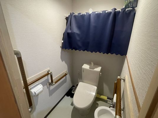 手すり付きのトイレ