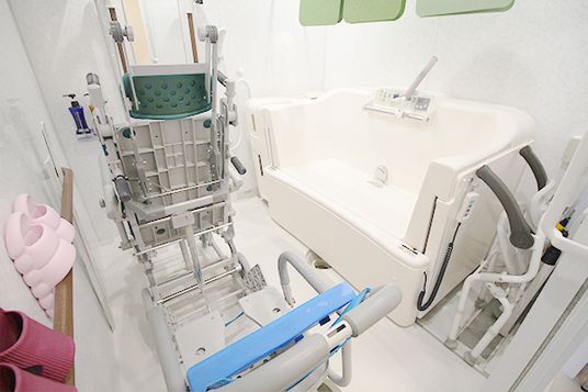 機能訓練機器のある浴室