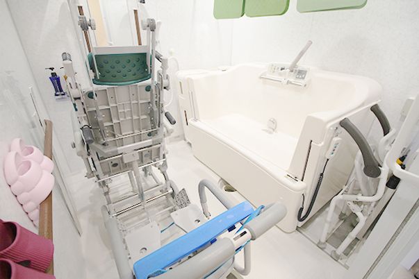 機能訓練機器のある浴室