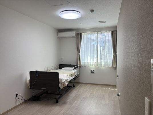 ベッドのある明るい居室