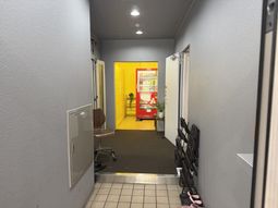 自動販売機のある廊下
