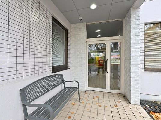 ベンチのある玄関前  