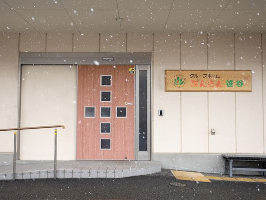 雪の中の施設外観